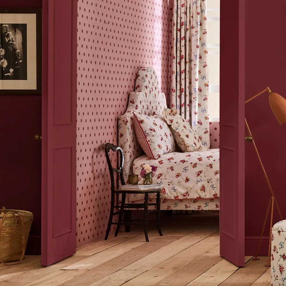 Button Spot Pink & Red Wallpaper roomset