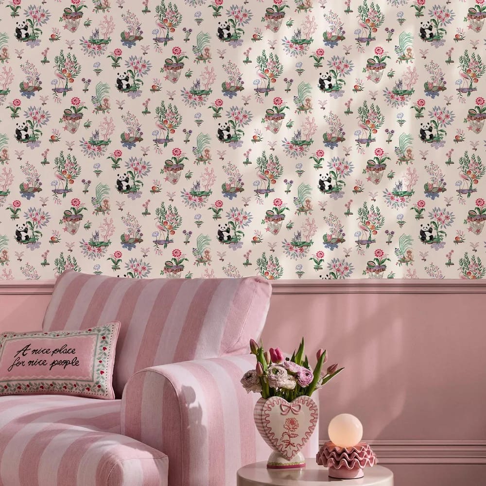 Chihuahua Island Cream Wallpaper roomset