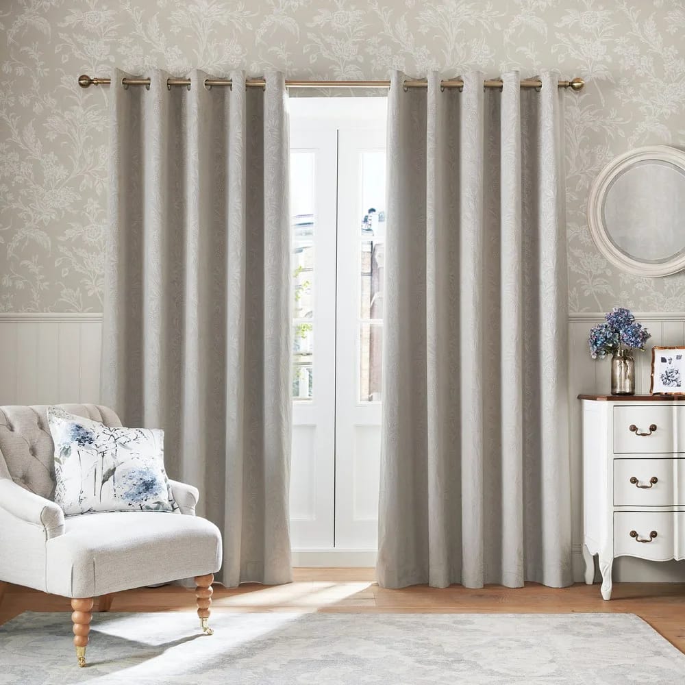 Lloyd Dove Grey Wallpaper roomset