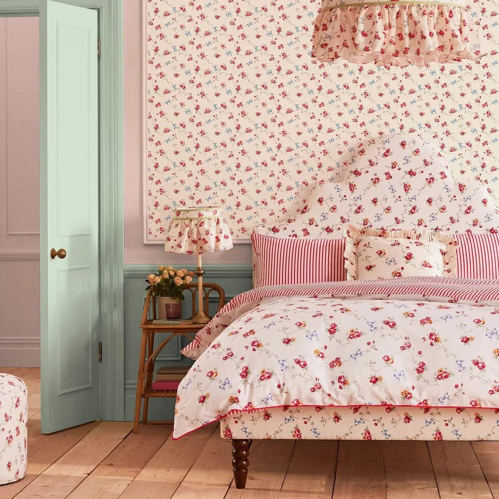 Rose & Bows Cream Wallpaper roomset