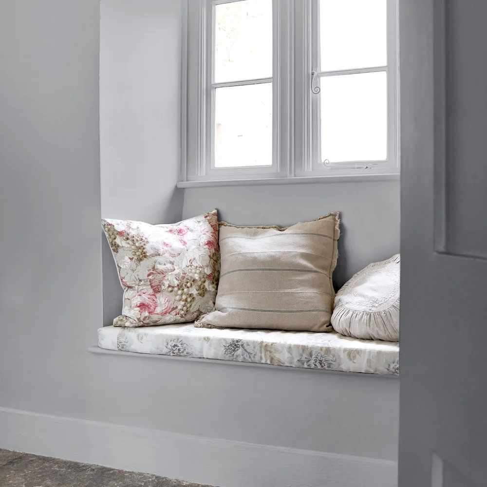 Shabby Gray Lady Paint detail 1