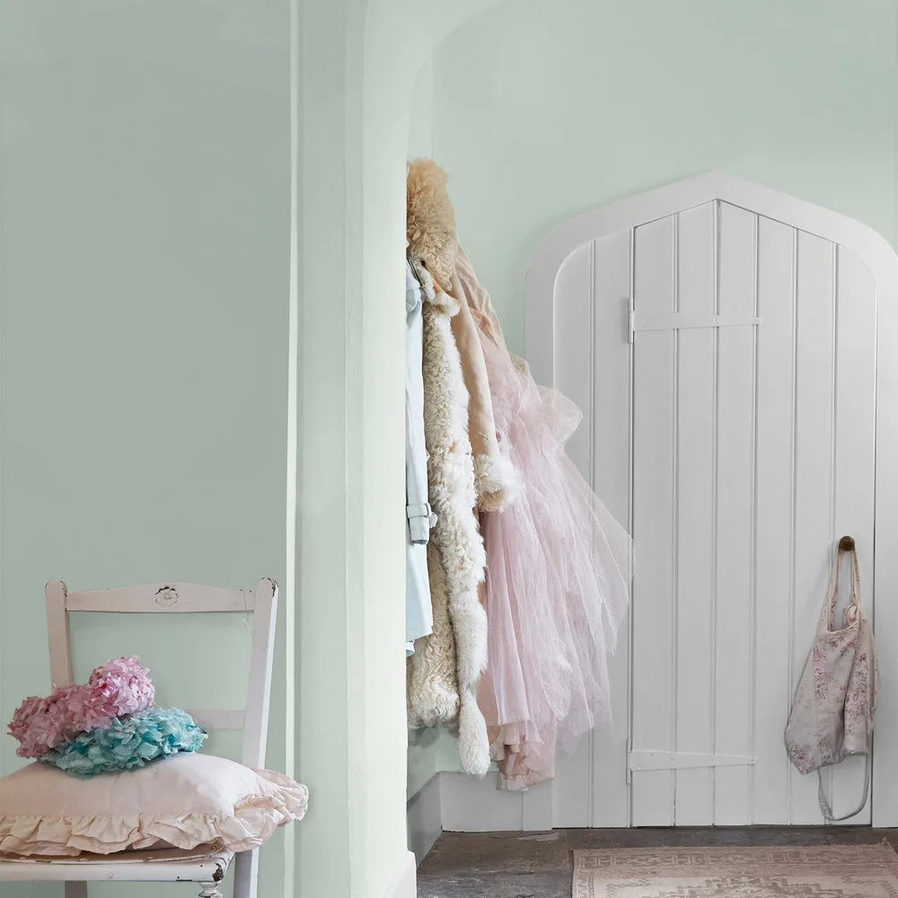 Shabby Green Paint detail 1