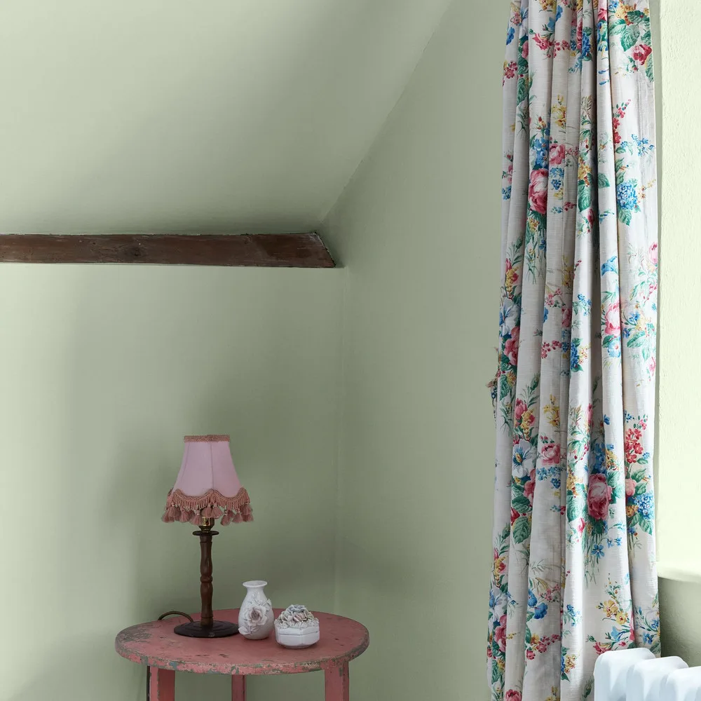 Shabby Greenfield Paint detail 1